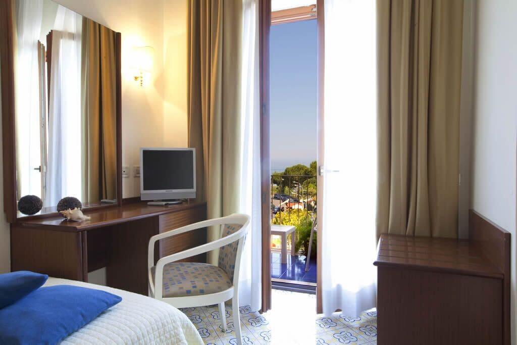 Hotel Tirrenia Сорренто Экстерьер фото