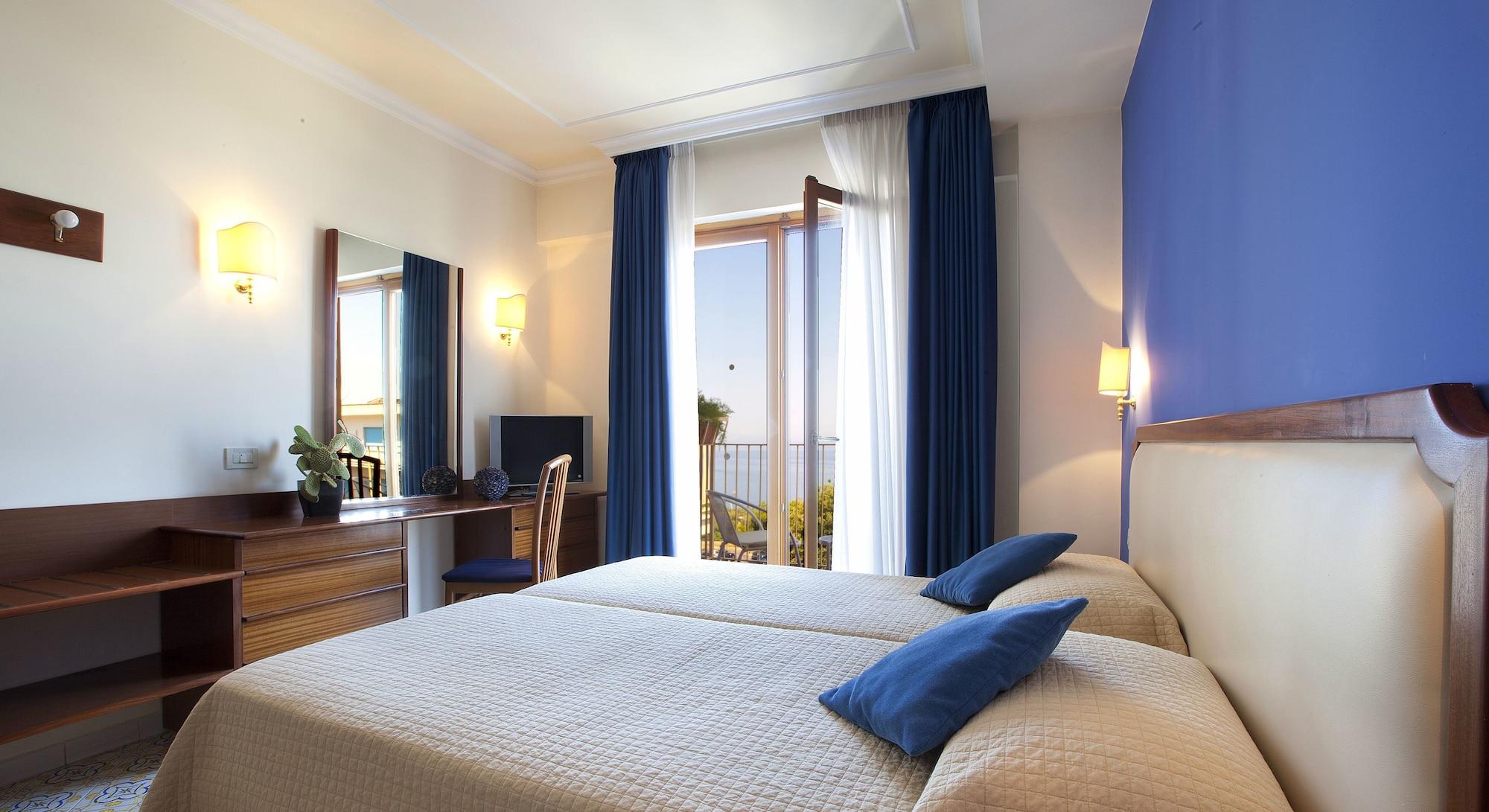 Hotel Tirrenia Сорренто Экстерьер фото