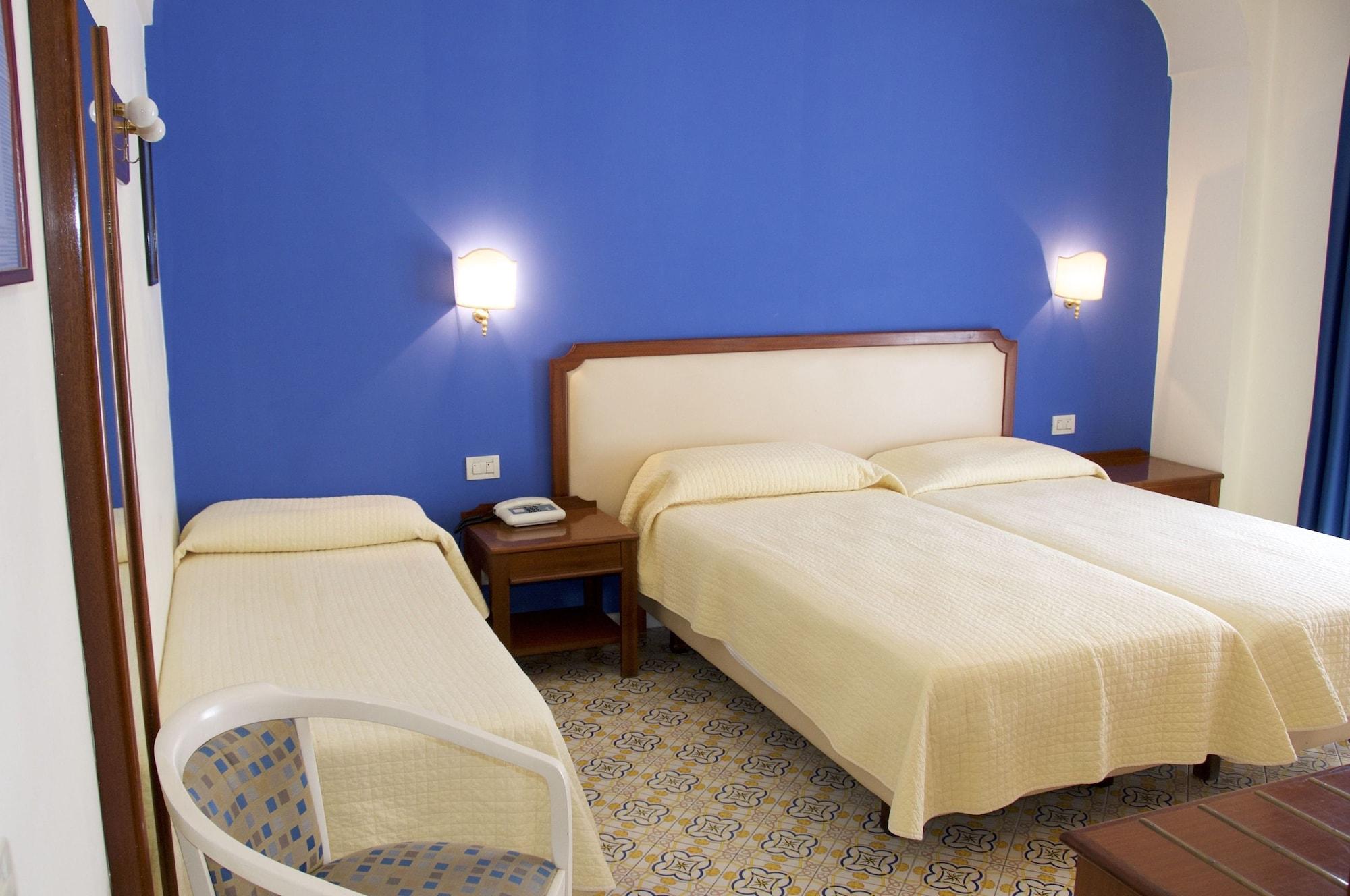 Hotel Tirrenia Сорренто Экстерьер фото