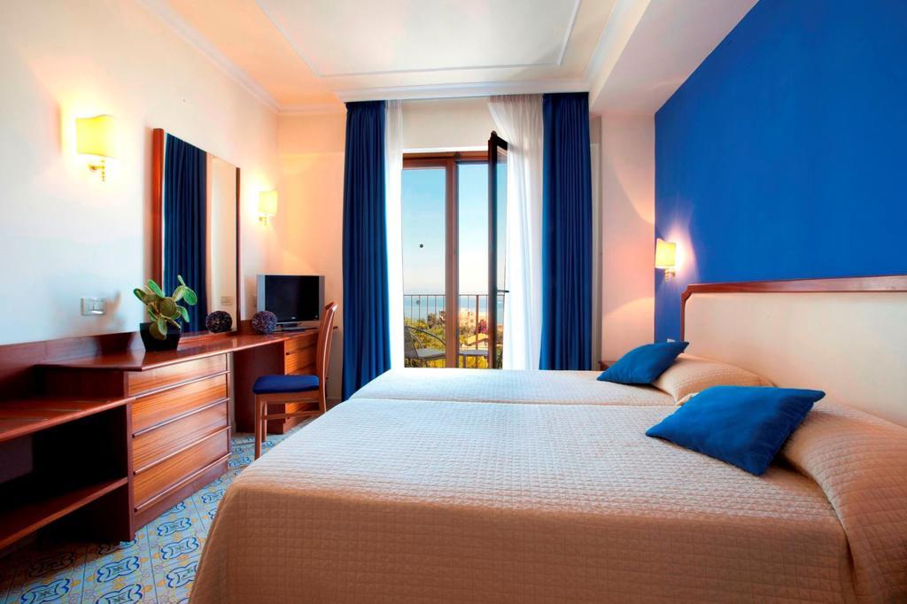 Hotel Tirrenia Сорренто Экстерьер фото