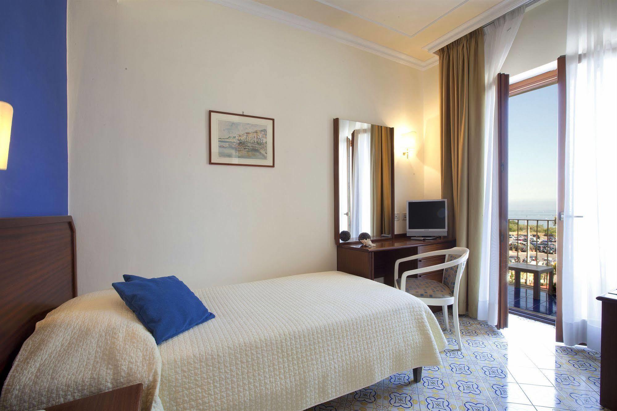 Hotel Tirrenia Сорренто Экстерьер фото