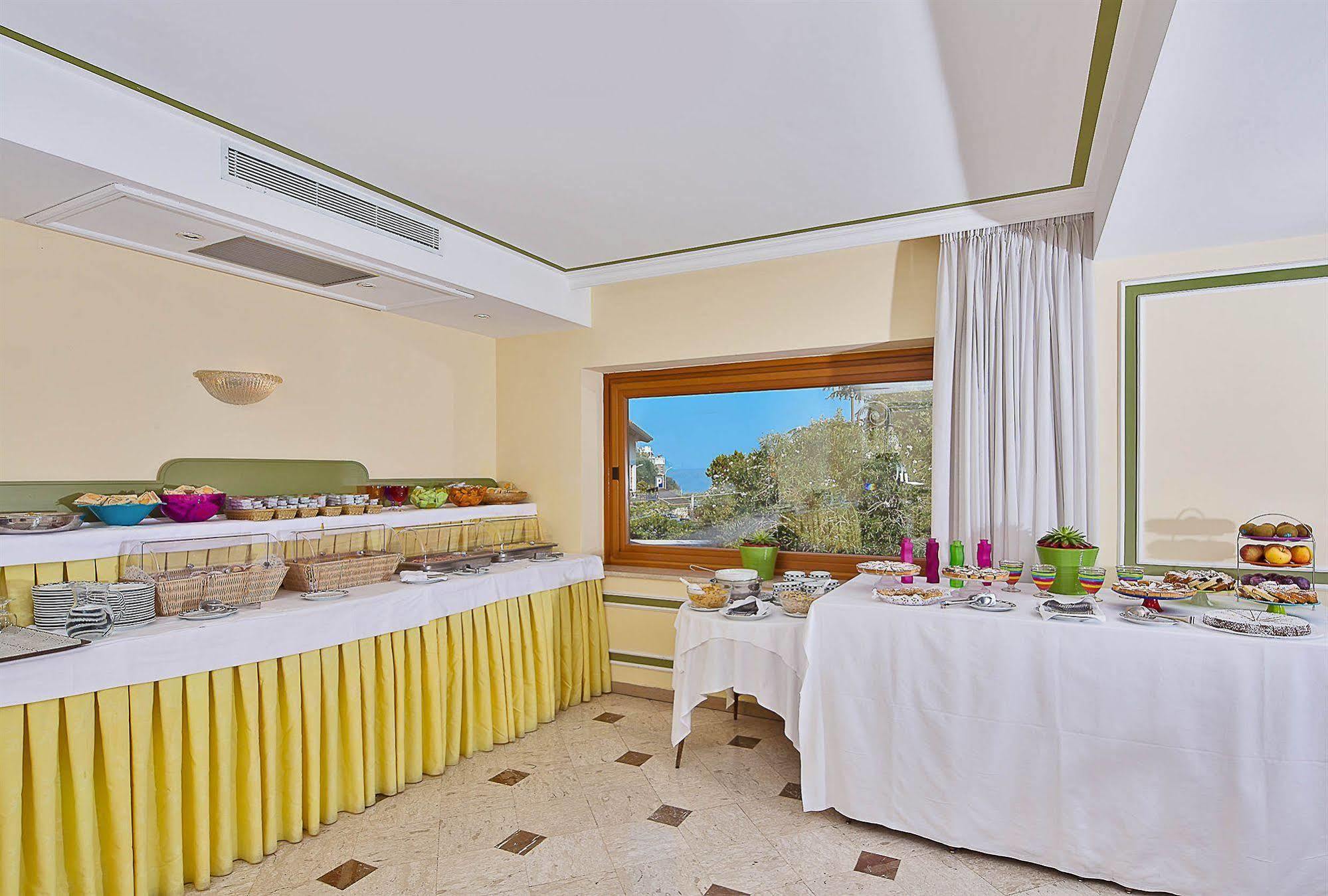 Hotel Tirrenia Сорренто Экстерьер фото