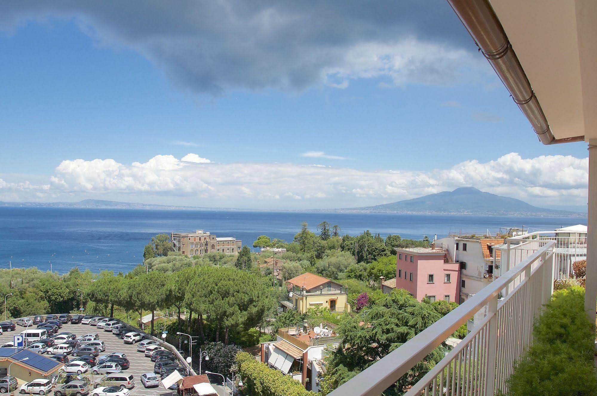 Hotel Tirrenia Сорренто Экстерьер фото