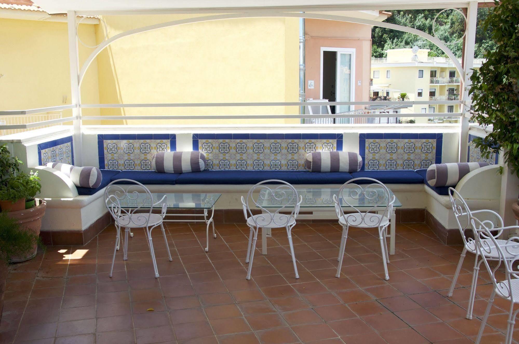 Hotel Tirrenia Сорренто Экстерьер фото