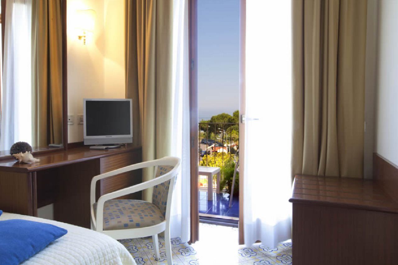 Hotel Tirrenia Сорренто Экстерьер фото
